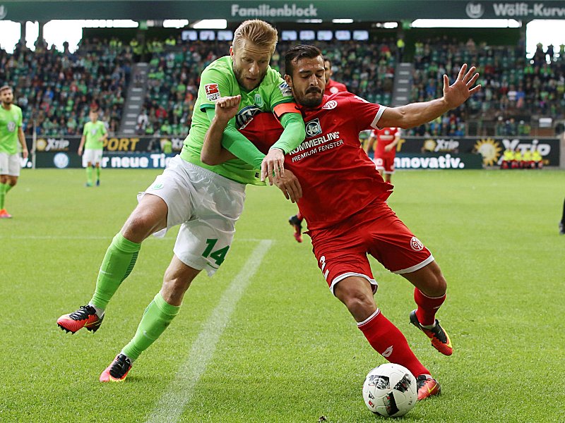 Schieflage: Wolfsburgs Jakub Blaszczykowski im Duell mit Giulio Donati (re.).