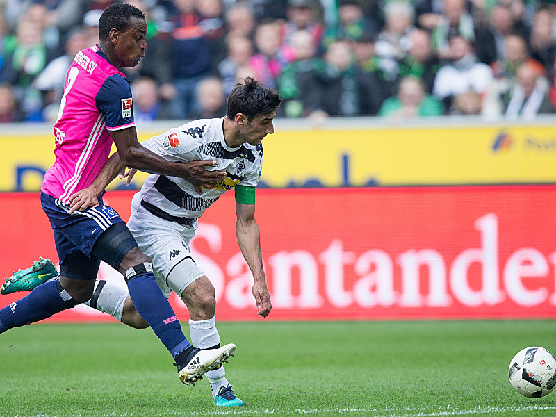 Die Szene, die zum Platzverweis führte: Hamburgs Cleber stoppt Lars Stindl.