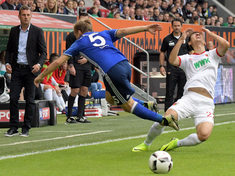 Umkämpft: Schalke (hier Geis, li.) und Augsburg (hier Ji) lieferten sich ein intensives Spiel.