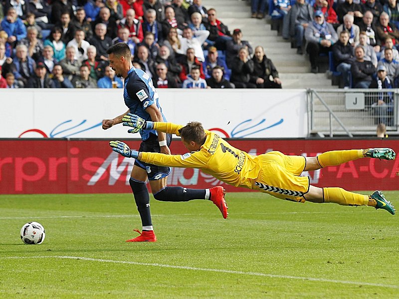 Torschütze Sandro Wagner (li.) umkurvt Freiburgs Keeper Alexander Schwolow.