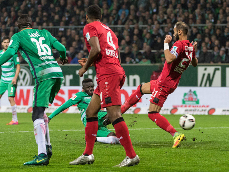 Grätsche ins Glück: Werders Ousman Manneh (Hintergrund) trifft zum spielentscheidenden 2:1.