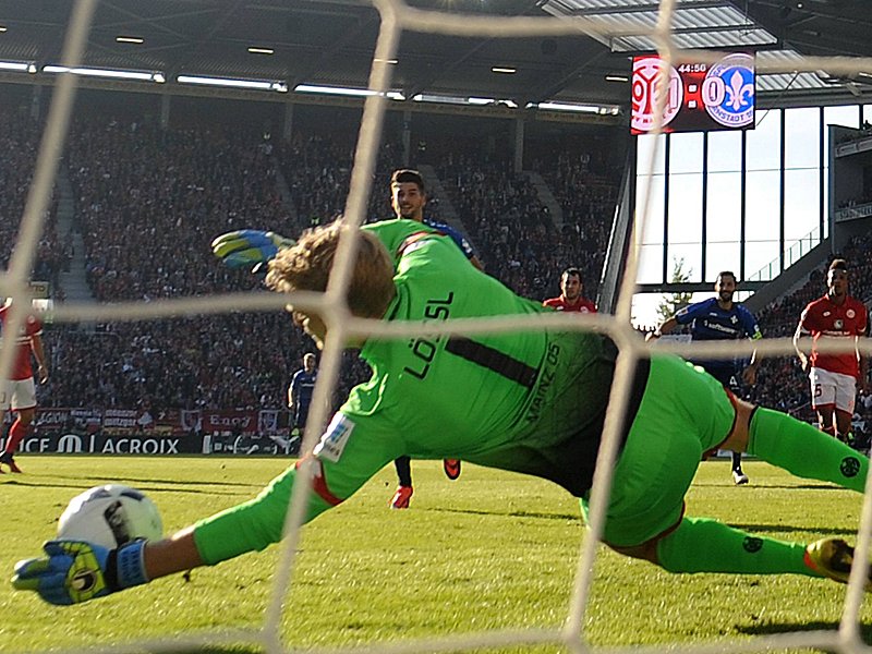 Mainz-Keeper Jonas Lössl parierte unmittelbar vor der Pause den Elfmeter von Colak.