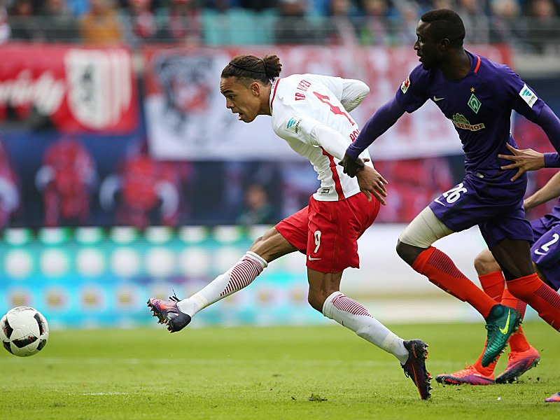 Einen Schritt voraus: Leipzigs Yussuf Poulsen gegen Lamine Sané (re.).