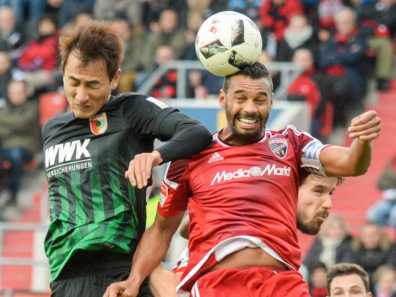 Augsburgs Ji (li.) gegen Ingolstadts Matip.