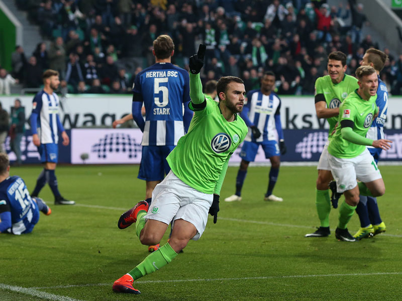 Die Wolfsburger Führung: Borja Mayoral bejubelt das zwischenzeitliche 1:0 für den VfL.