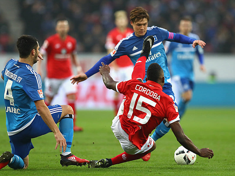 Jhon Cordoba gegen Gotoku Sakai und Emir Spahic (li.)