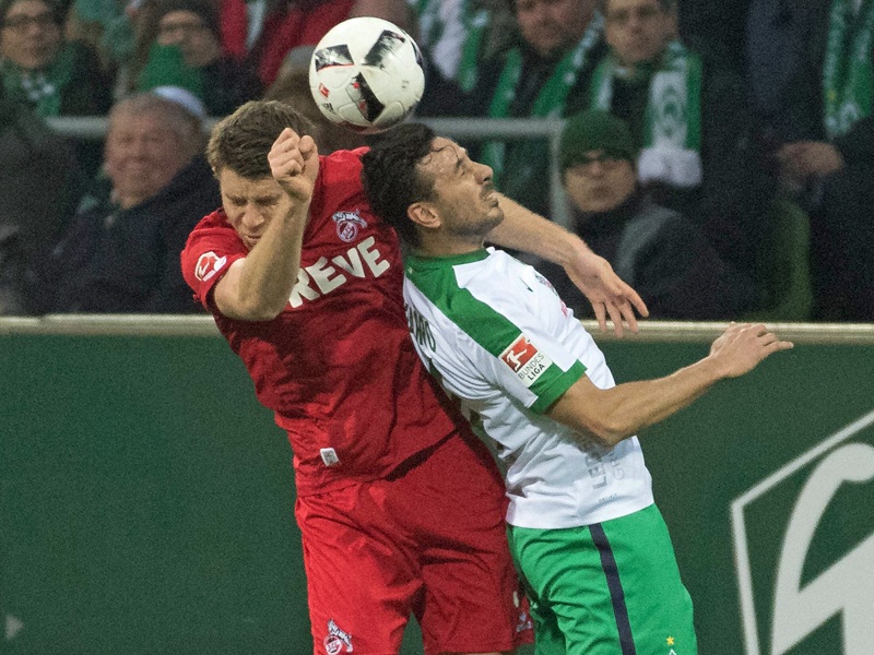 Claudio Pizarro (li.) gegen Kölns Dominique Heintz.