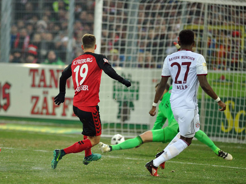 1:0 für den Außenseiter - Freiburgs Janik Haberer (li.) überwindet Manuel Neuer.