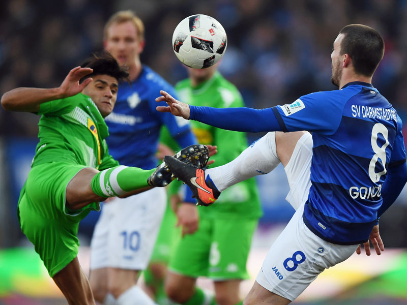 Umkämpfte Partie am Böllenfalltor: Gladbachs Mahmoud Dahoud (li.) gegen Darmstadts Jerome Gondorf.