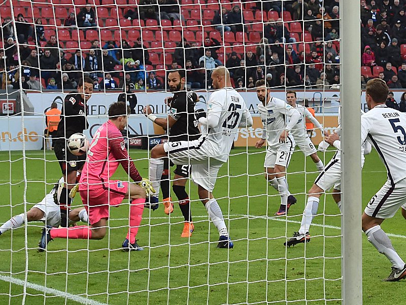 Ab durch die Mitte: Bayers Ömer Toprak (4.li.) trifft zum 1:0.