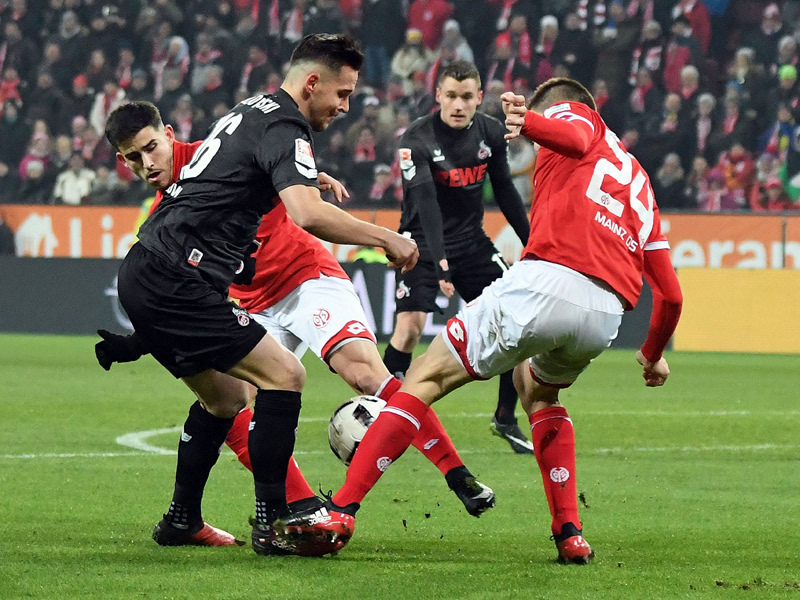Dreikampf um den Ball