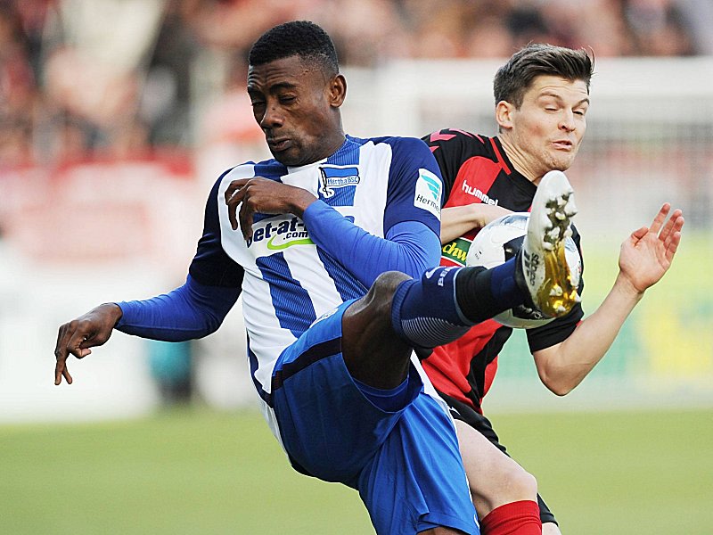 Augen zu und durch: Berlins Salomon Kalou und Lukas Kübler (re.).