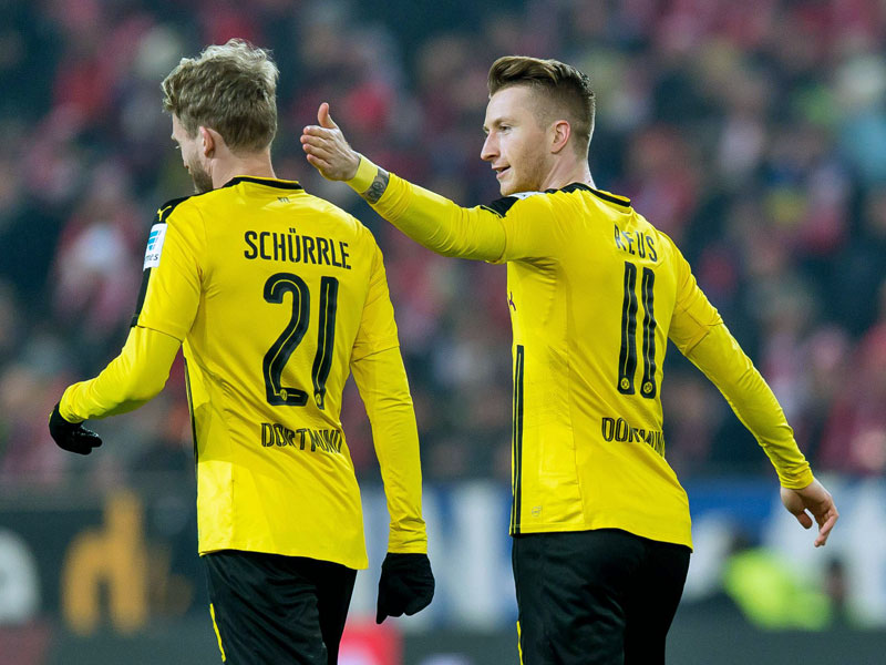 Der Torschütze bedankt sich beim Vorlagengeber: Marco Reus (re.) und André Schürrle.