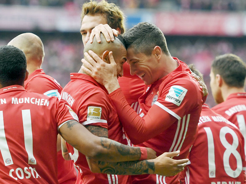Torschütze und Vorlagengeber: Robert Lewandowski (re.) bedankt sich bei Arturo Vidal.