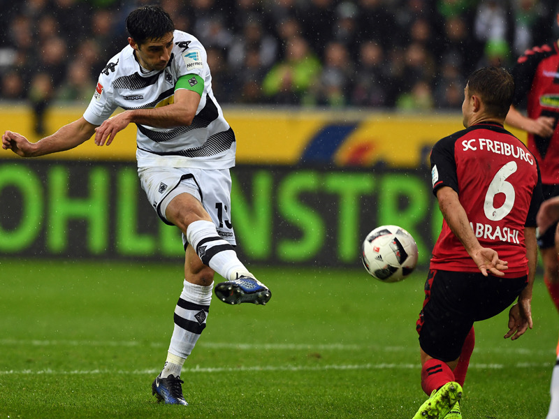Kein Durchkommen: Mönchengladbachs Lars Stindl (l.) wird von Freiburgs Amir Abrashi geblockt.