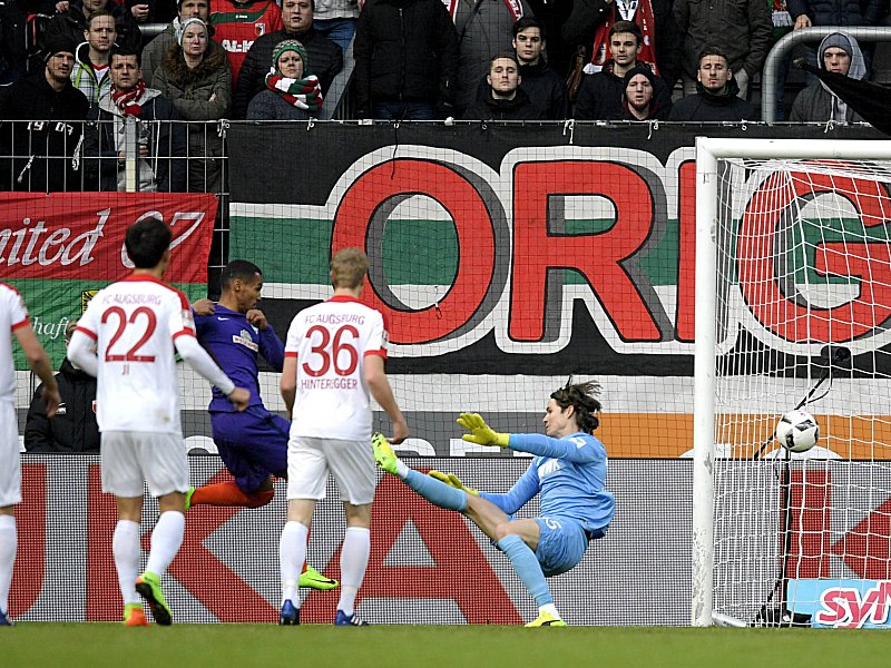 Gleich scheppert's: Bremens Theodor Gebre Selassie (2.v.li.) trifft zum 1:0.