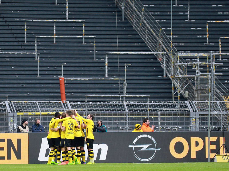 Freude nach dem 1:0 vor der leeren "Süd": Die BVB-Profis bejubeln den Führungstreffer.