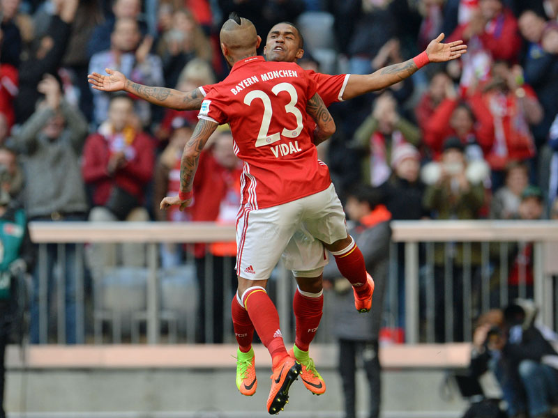1:0 für die Bayern - Arturo Vidal und Douglas Costa bejubeln den Führungstreffer gegen Hamburg.