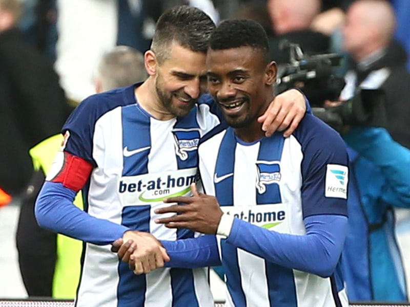 Glückwunsch: Vorbereiter Vedad Ibisevic (l.) gratuliert dem Torschützen Salomon Kalou.
