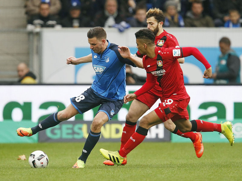 Gedoppelt: Adam Szalai (li.) wird von Benjamin Henrichs (vorne) und Admir Mehmedi bedrängt.