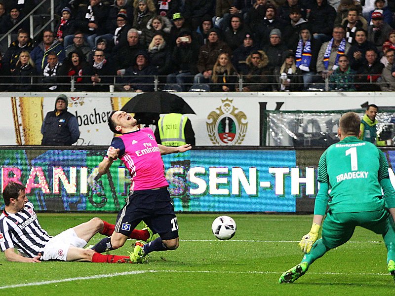 David Abraham bringt Filip Kostic zu Fall.