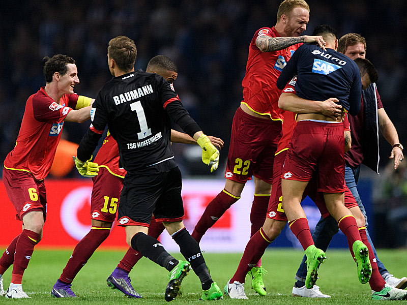 Großer Jubel: Niklas Süle (re., verdeckt) wird von seinen Kollegen zum Treffer im 100. BL-Spiel gefeiert.