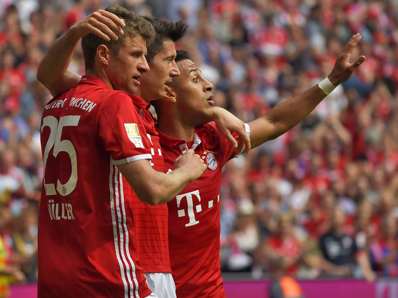 Das überragende FCB-Trio gegen Augsburg: Thomas Müller, Robert Lewandowski und Thiago (von links).