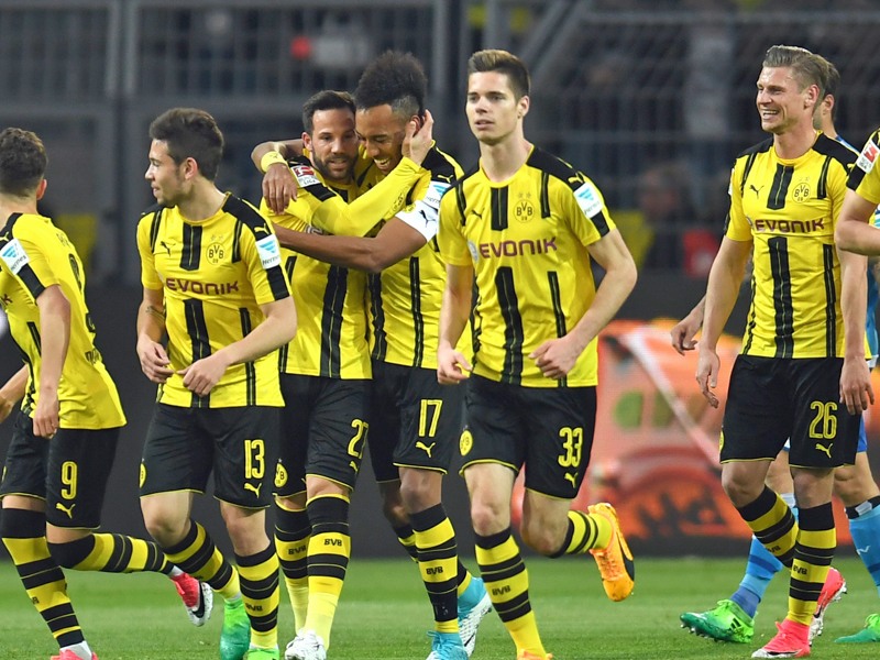 BVB-Kapitän Aubameyang herzt Freistoß-Torschütze Castro nach dem 1:0.