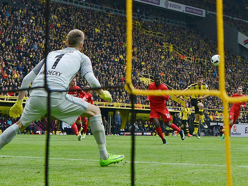 Dortmunds Sokratis hat abgezogen - der Ball schlägt unhaltbar für Hradecky im linken Winkel ein.