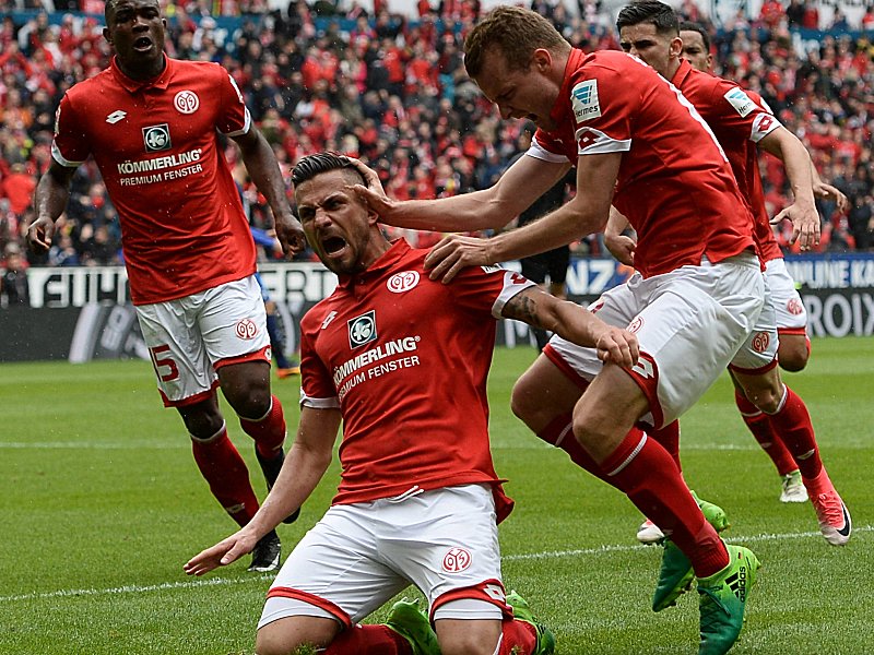 Endlich mal in Führung gegangen: Danny Latza (Mitte) freut sich über seinen Treffer zum 1:0.