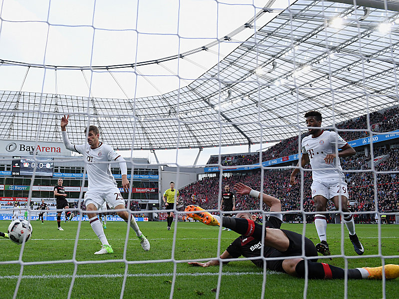 Kein Tor: Bayer-Kapitän Ömer Toprak zeigt vor der Torlinie eine starke Rettungstat.