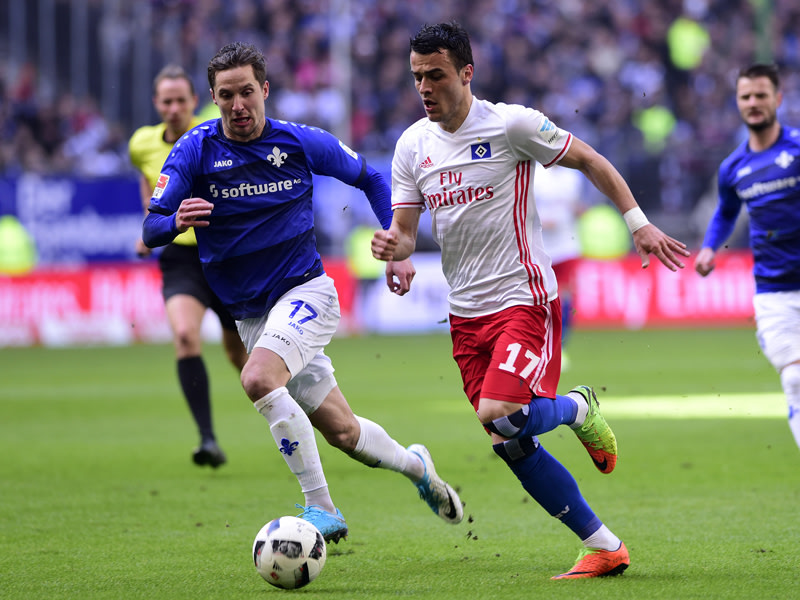 Hamburgs Filip Kostic (r.) startet ein Dribbling gegen Darmstadts Sandro Sirigu.