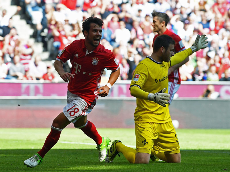 1:0 für die Bayern: Juan Bernat (li.) hat Darmstadts Keeper Michael Esser überwunden.