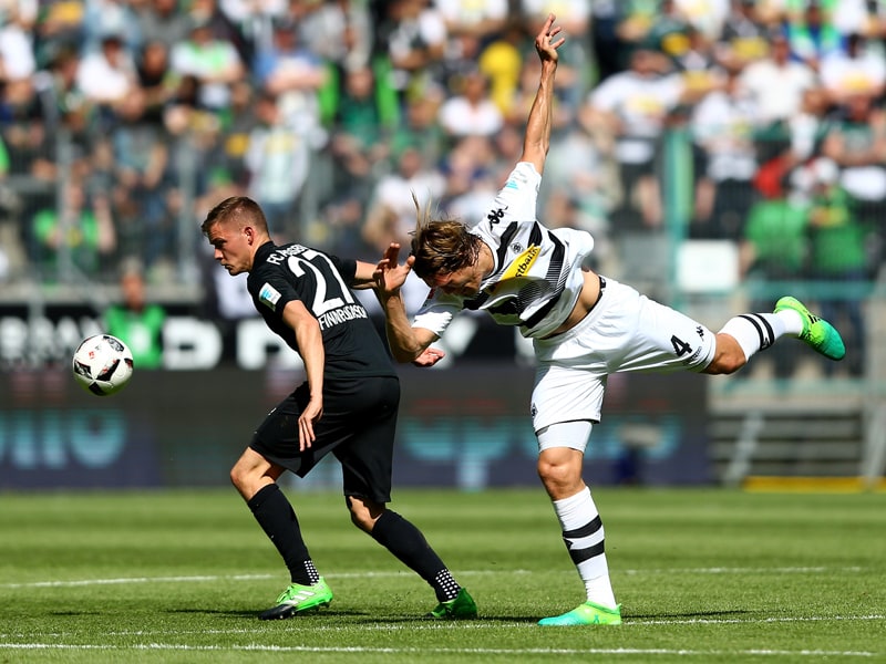 Augsburgs Torschütze Alfred Finnbogason gegen den um Balance kämpfenden Jannik Vestergaard.