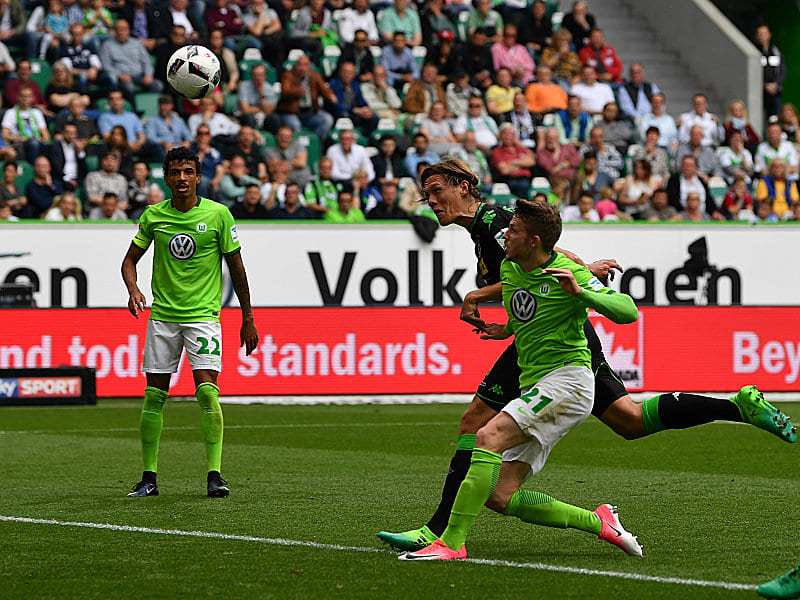 Traf per Kopf zum 1:0 für Gladbach: Jannik Vestergaard (M.).