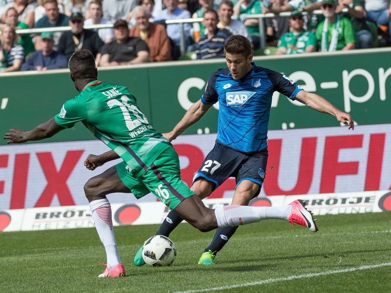 Hoffenheims Andrej Kramaric wird von Lamine Sané nicht angegriffen und schiebt zum 2:0 ein.