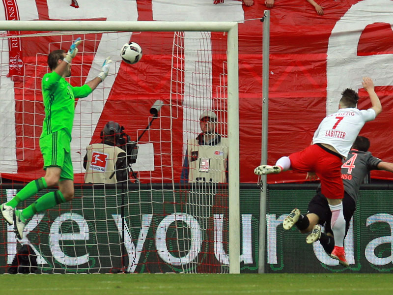 Die frühe Führung: Leipzigs Marcel Sabitzer überwindet Bayern-Torwart Tom Starke per Kopf.