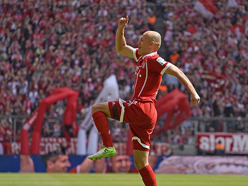 Jubelsprung: Arjen Robben feiert sein frühes Tor gegen Freiburg.