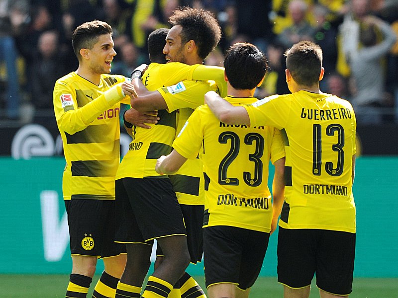 Gefeierter Held: Pierre-Emerick Aubameyang hat Dortmund mit zwei Treffern auf Platz drei geschossen und sich die kicker-Torjägerkanone gesichert.