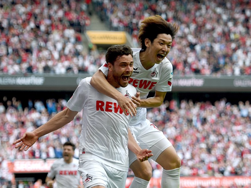 Zwei Torschützen auf einen Blick: Jonas Hector wird von Yuya Osako geherzt.