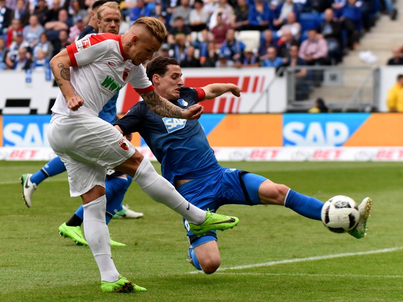 Schuss geblockt: Hoffenheims Sebastian Rudy (r.) wirft sich in den Versuch von Augsburgs Jonathan Schmid.