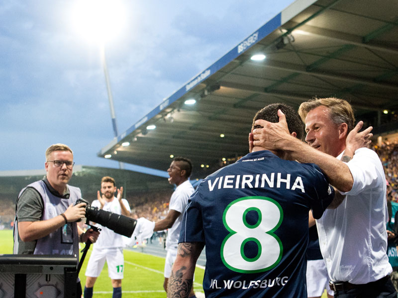 Der Torschütze und sein Trainer: Vieirinha und Wolfsburgs Coach Andries Jonker feiern das 1:0.