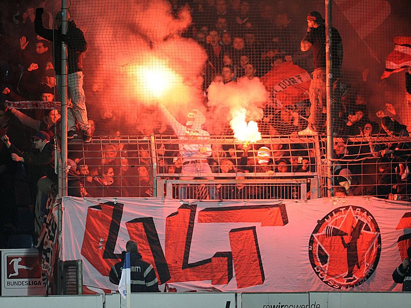 Düsseldorfer Fans schlagen über die Stränge. Der Verein muss nun dafür eine Geldstrafe bezahlen.