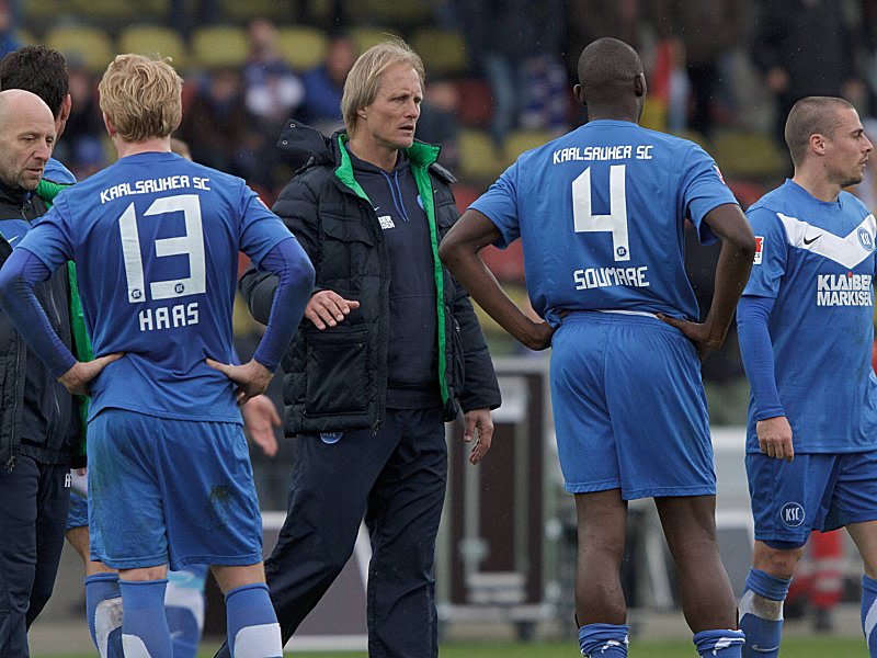 Aus in Karlsruhe: Jörn Andersen verabschiedet sich von seinen Spielern.