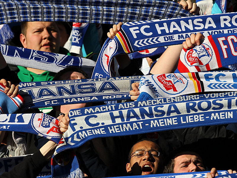Am Millerntor außen vor: Fans von Hansa Rostock.