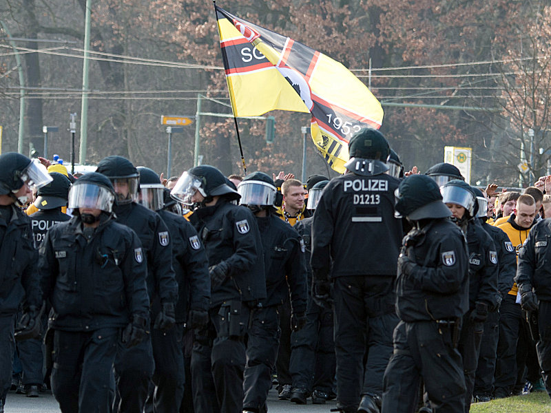 Die Berliner Polizei begleitet Dresdner Anhänger auf dem Weg ins Stadion.