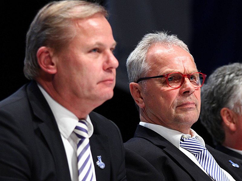Sorgenvolle Blicke: MSV-Geschäftsführer Roland Kentsch und Klub-Ikone Bernard Dietz (re.).