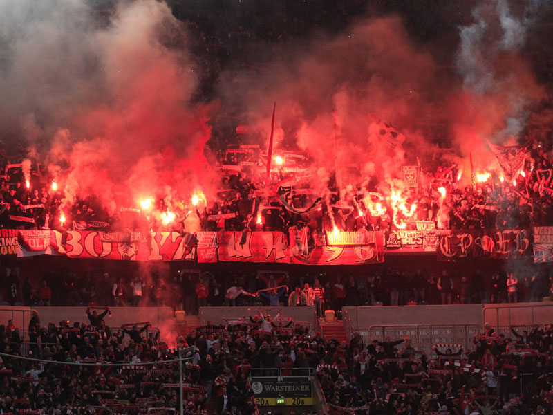 Pyrotechnik im Kölner Block beim Derby in Düsseldorf