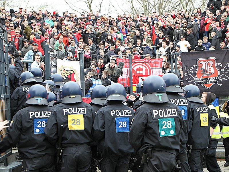 Dicke Luft im Block: Düsseldorfer Fans gingen in Frankfurt aufeinander los.