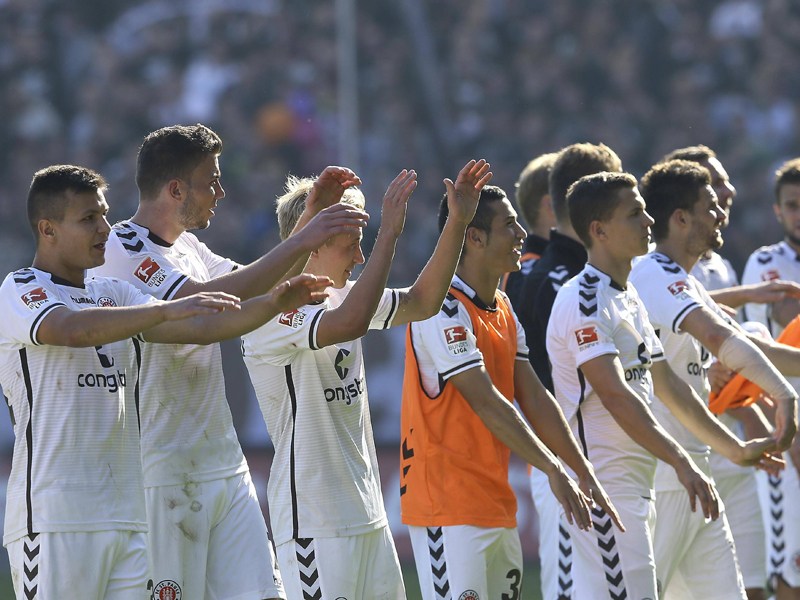 Eine junge St. Pauli-Truppe jubelt